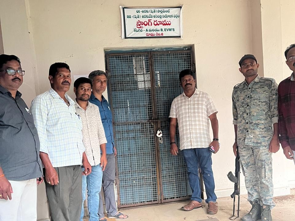 ఈవీఎం గోదాములను తనిఖీ చేసిన అధికారులు