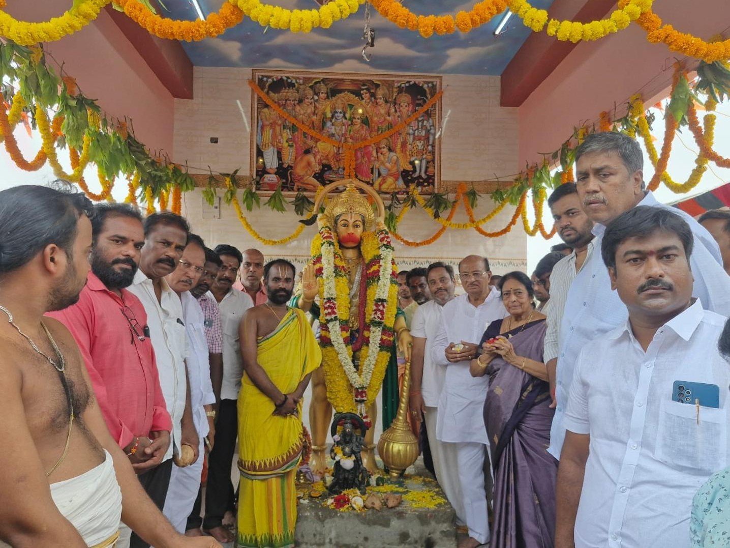 ఆంజనేయస్వామికి ప్రత్యేక పూజలు చేసిన ఎమ్మెల్యే