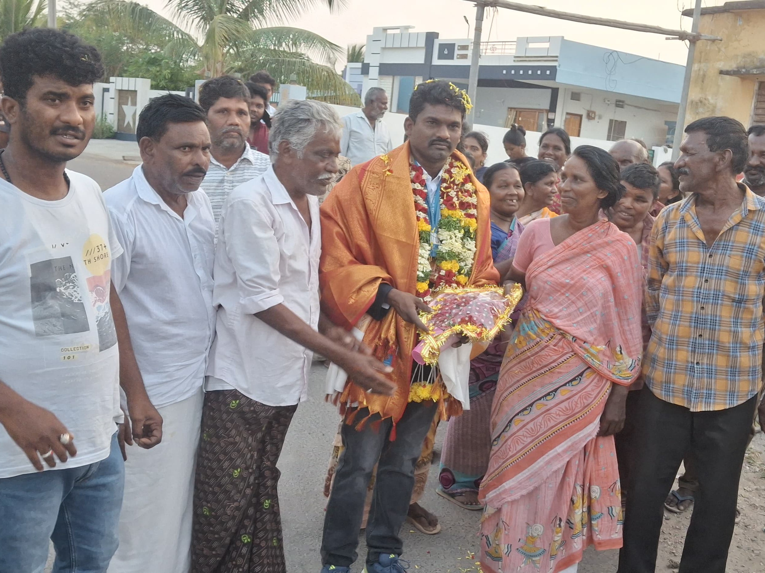 నాసరయ్యకు స్వాగతం పలికిన గ్రామస్తులు