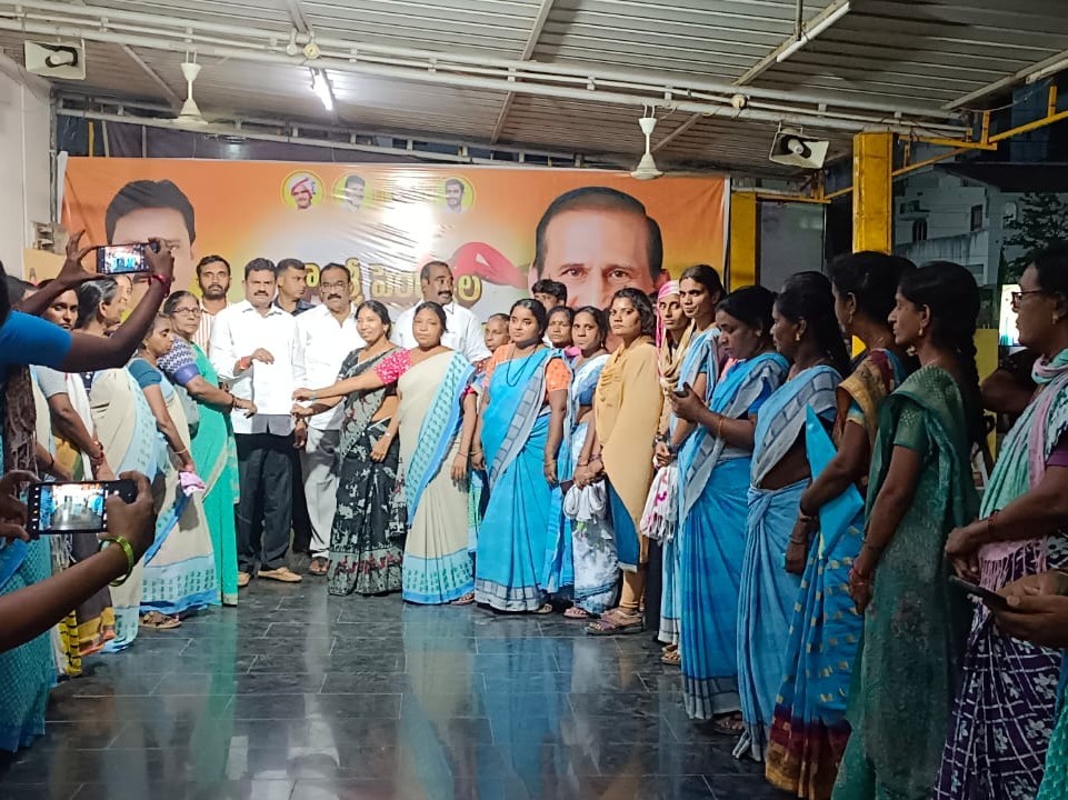 అంగన్వాడీలో వేతనాలు పెంచాలని ఎమ్మెల్యేకు వినతి