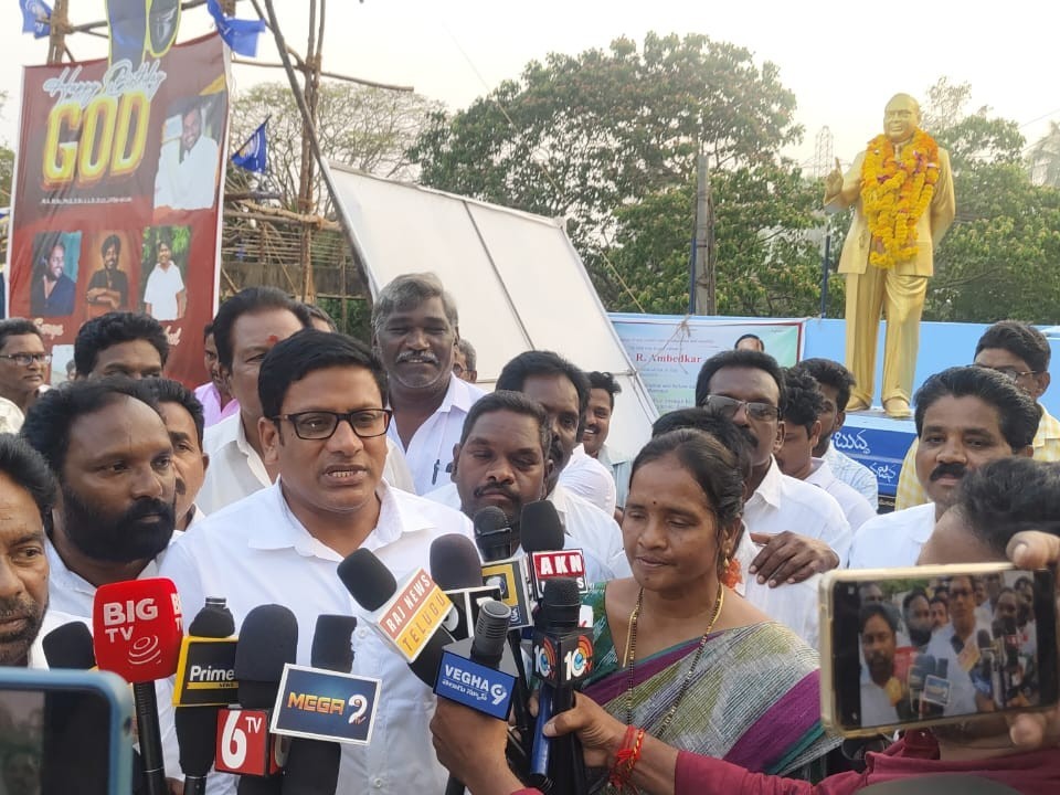 ఎమ్మెల్సీ అనంతబాబును వెంటనే అరెస్టు చేయాలి: జోగేష్