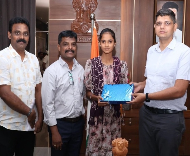 యువిక కార్యక్రమానికి ఎంపికైన విద్యార్థినిని అభినందించిన కలెక్టర్