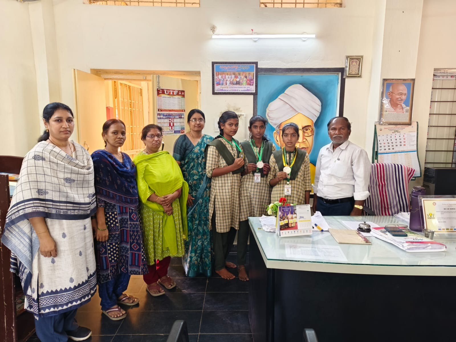 వ్యాసరచన పోటీలో విద్యార్థులకు గోల్డ్ మెడల్