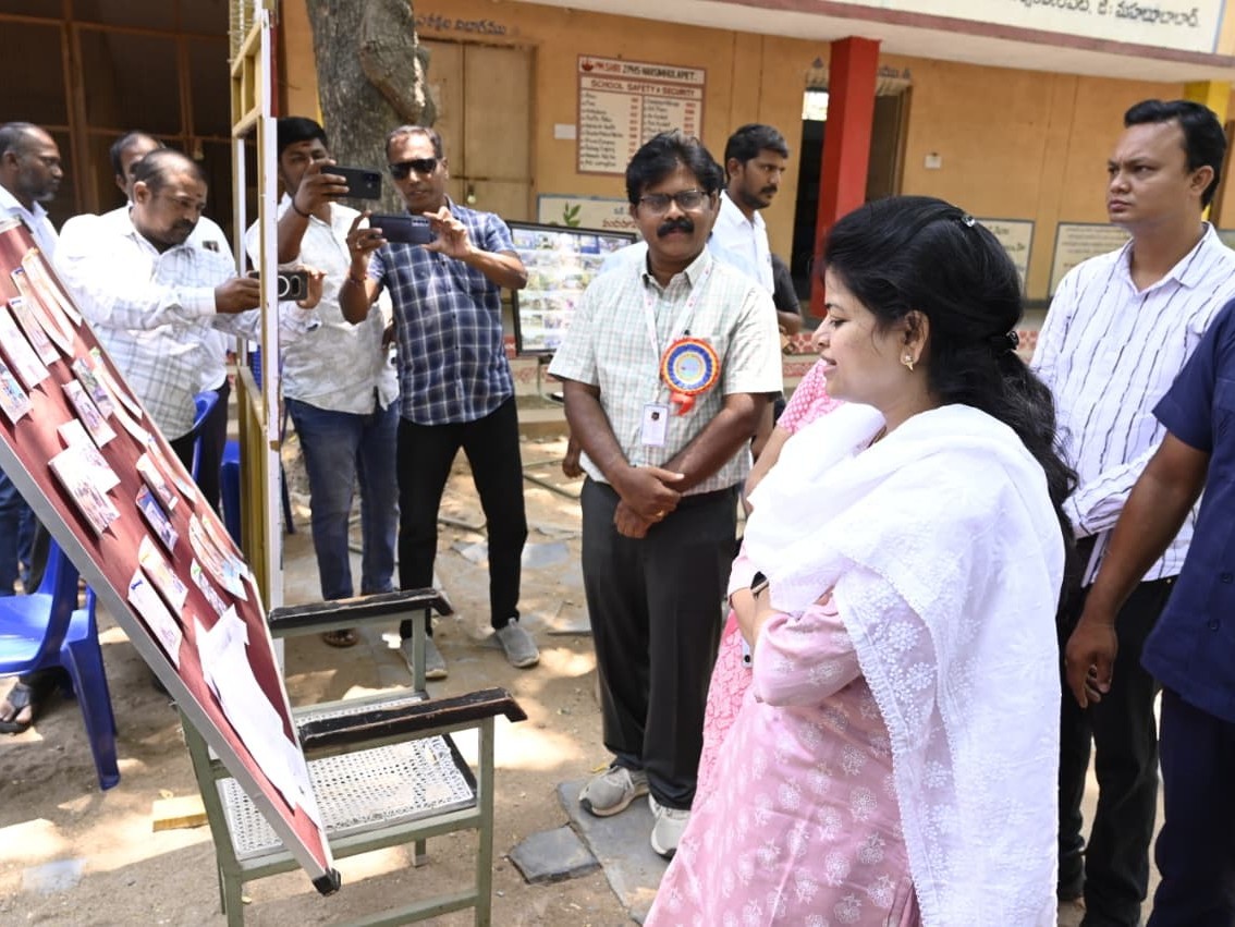 పేరెంట్స్, టీచర్ మీటింగ్‌లో పాల్గొన్న కలెక్టర్