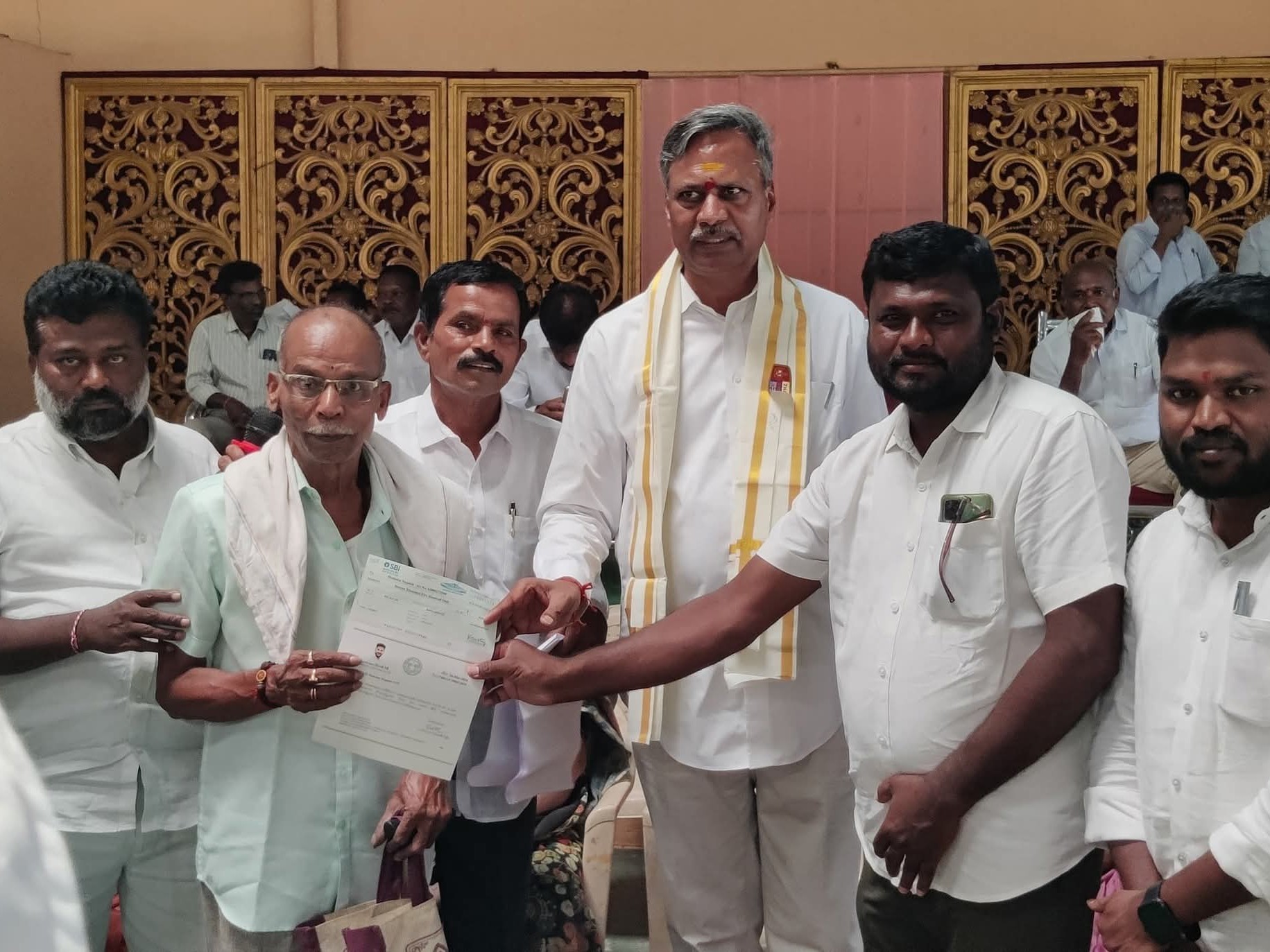 చెక్కులను పంపిణీ చేసిన ఎమ్మెల్యే పల్లా