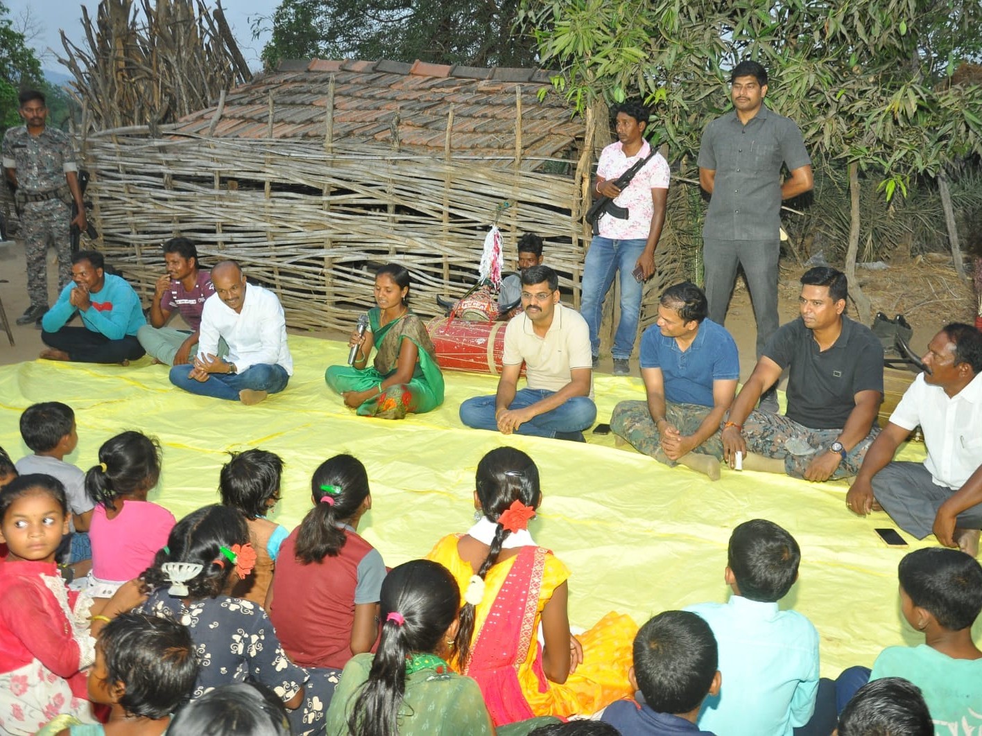 మచ్చాపూర్ జీకే గుంపులో ఎస్పీ పర్యటన