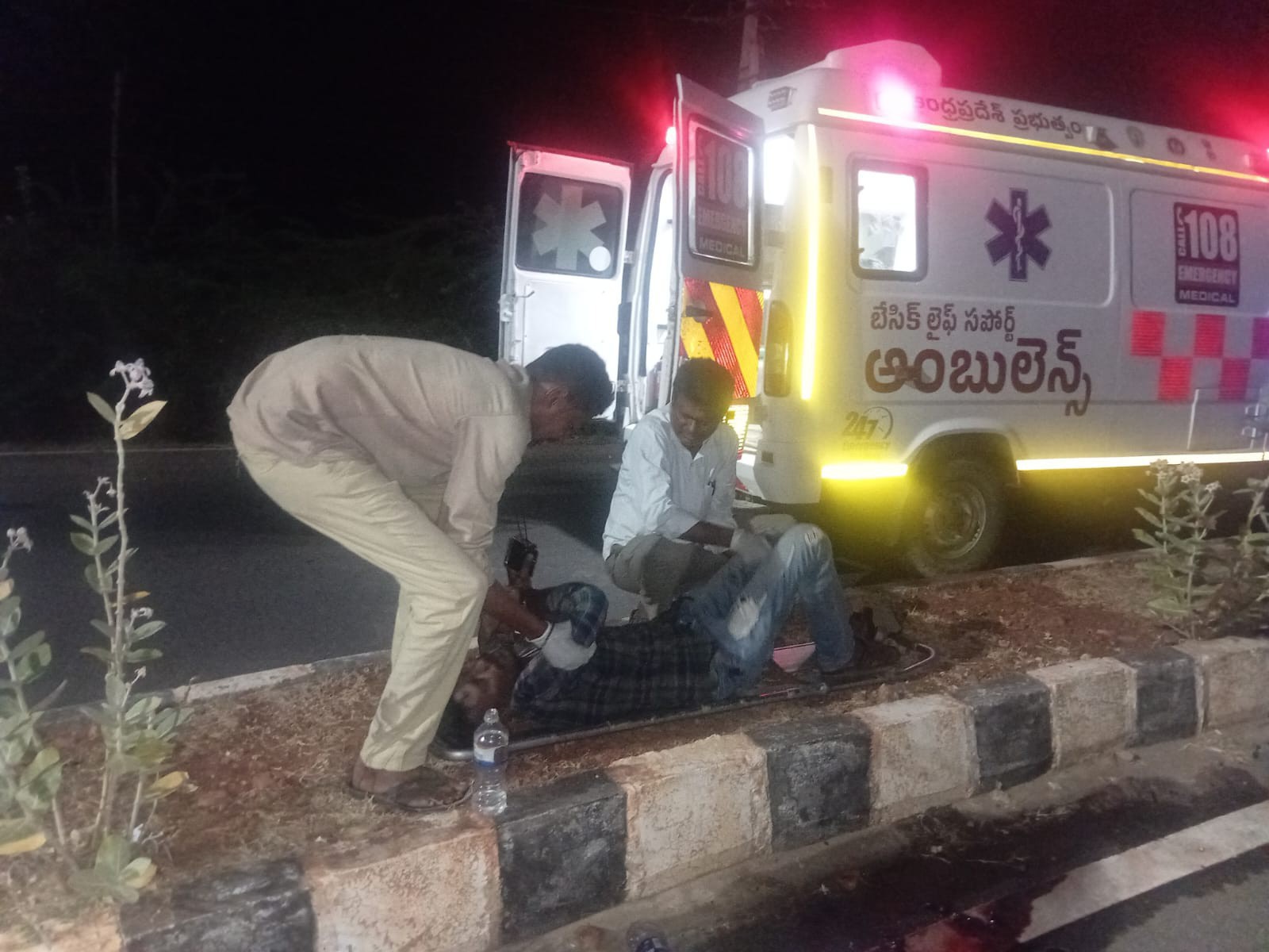 అదుపుతప్పి డివైడర్‌ను ఢీకొన్న బైక్