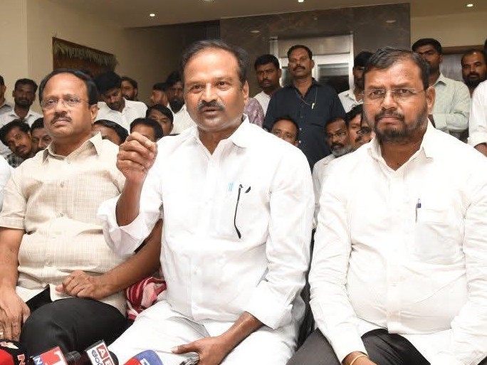 అక్రమ కేసులు బనాయిస్తే చూస్తూ ఊరుకోం : మాజీ ఎమ్మెల్యే