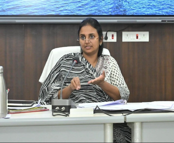 రోడ్ల నిర్మాణంలో నాణ్యత తప్పనిసరి: కలెక్టర్