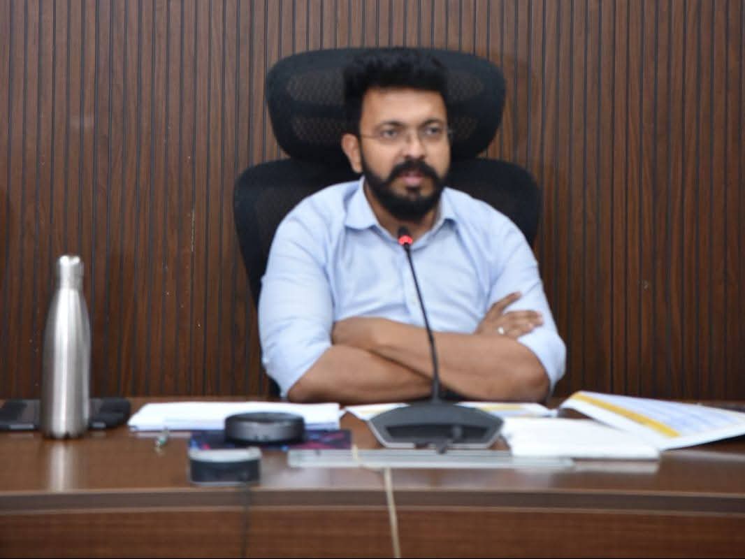 అభివృద్ధి పనులు వేగవంతం చేయాలి: జిల్లా కలెక్టర్ ఆదేశాలు