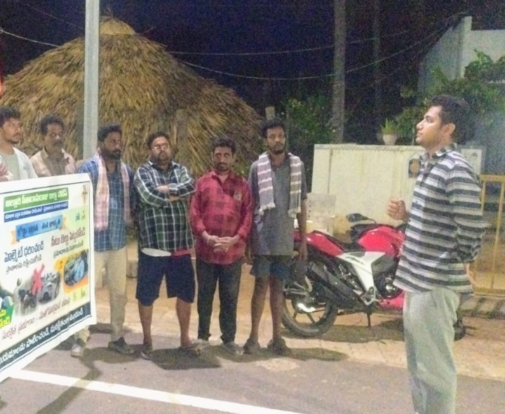 బైకర్లకు హెల్మెట్ ధారణ తప్పనిసరి: ఎస్సై