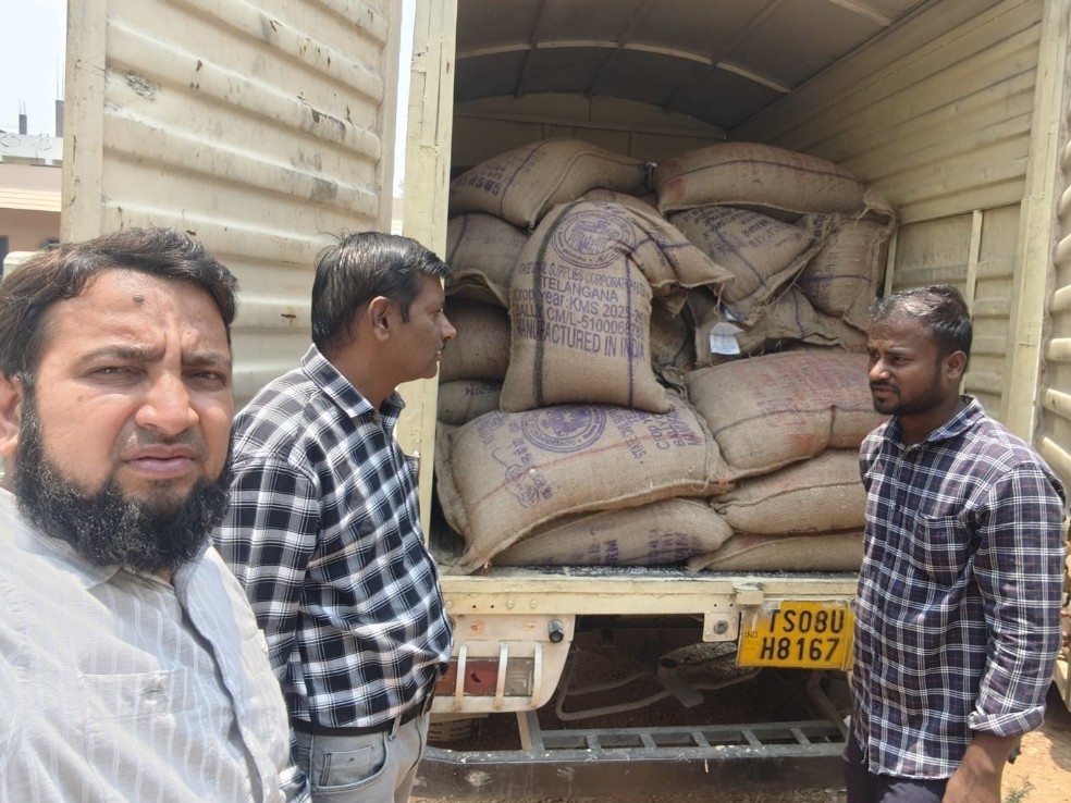 గుమ్మడిదల టోల్ గేట్ వద్ద పీడీఎస్ బియ్యం అక్రమ రవాణా