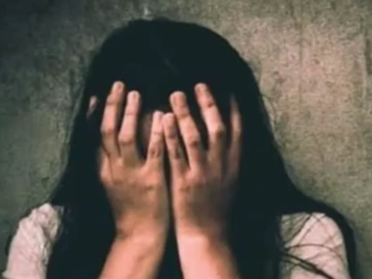 ప్రేమోన్మాది ఘాతుకం.. పెట్రోల్ పోసి హత్యాయత్నం