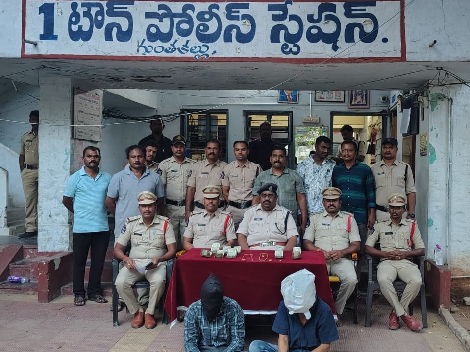 ఇద్దరు దొంగల అరెస్ట్.. నగదు, బంగారం స్వాధీనం