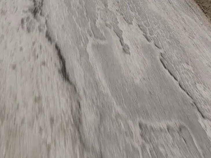 హిందూపూర్ రైల్వే బ్రిడ్జి వద్ద రోడ్డు దెబ్బతినింది