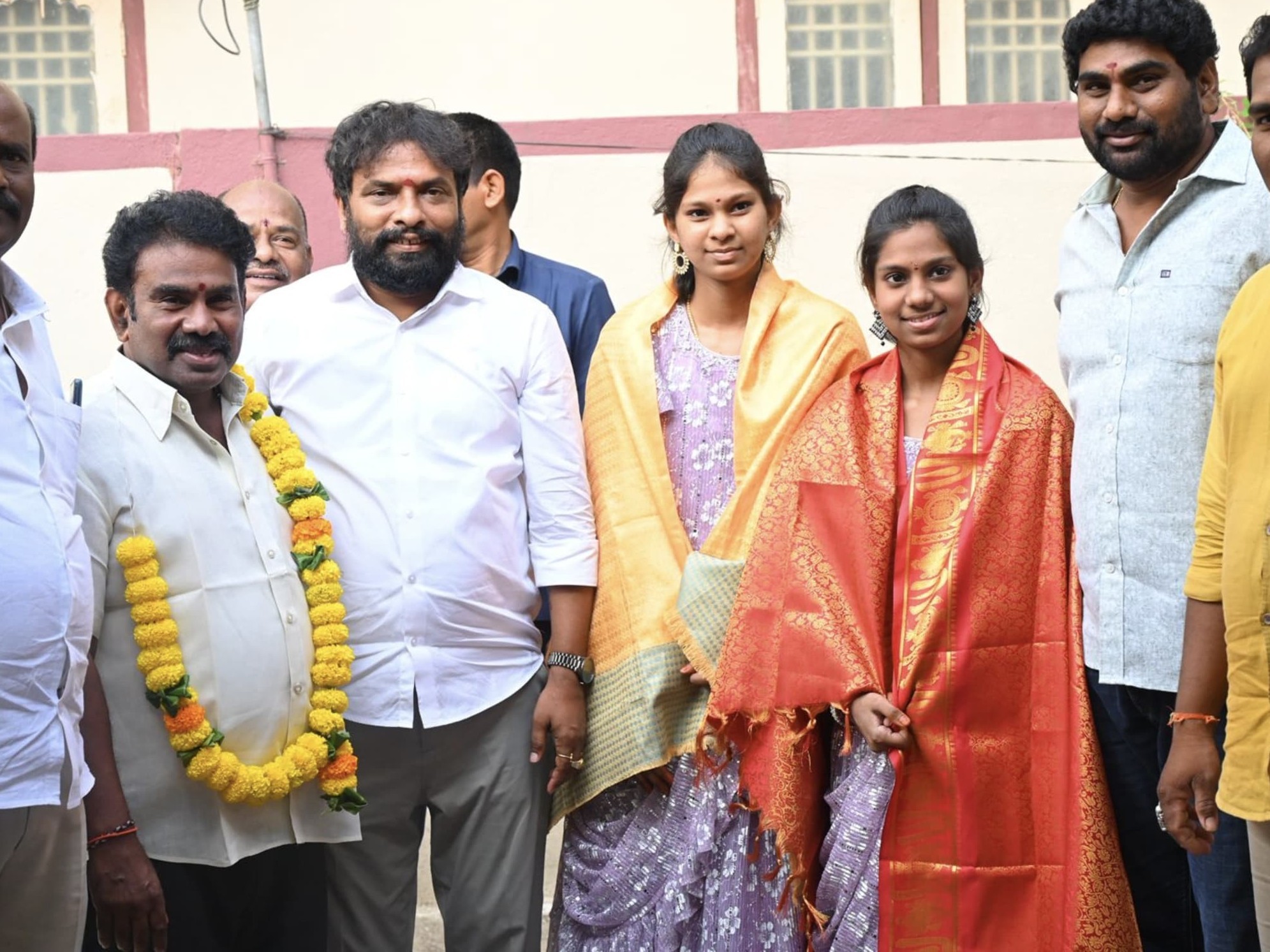 ఇంటర్ విద్యార్థులను అభినందించిన మంత్రి సుభాష్