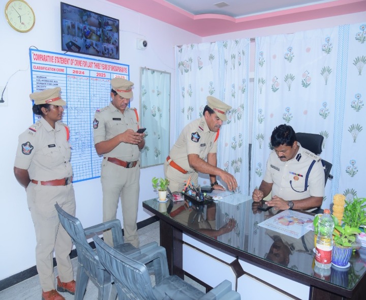 పోలీస్ స్టేషన్లను తనిఖీ చేసిన ఎస్పీ