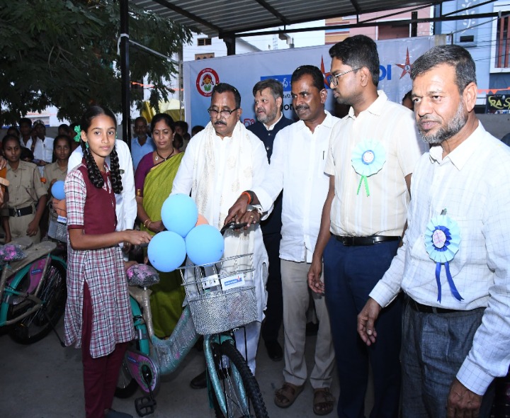 ప్రభుత్వ పాఠశాల విద్యార్థినులకు 500 సైకిళ్లు