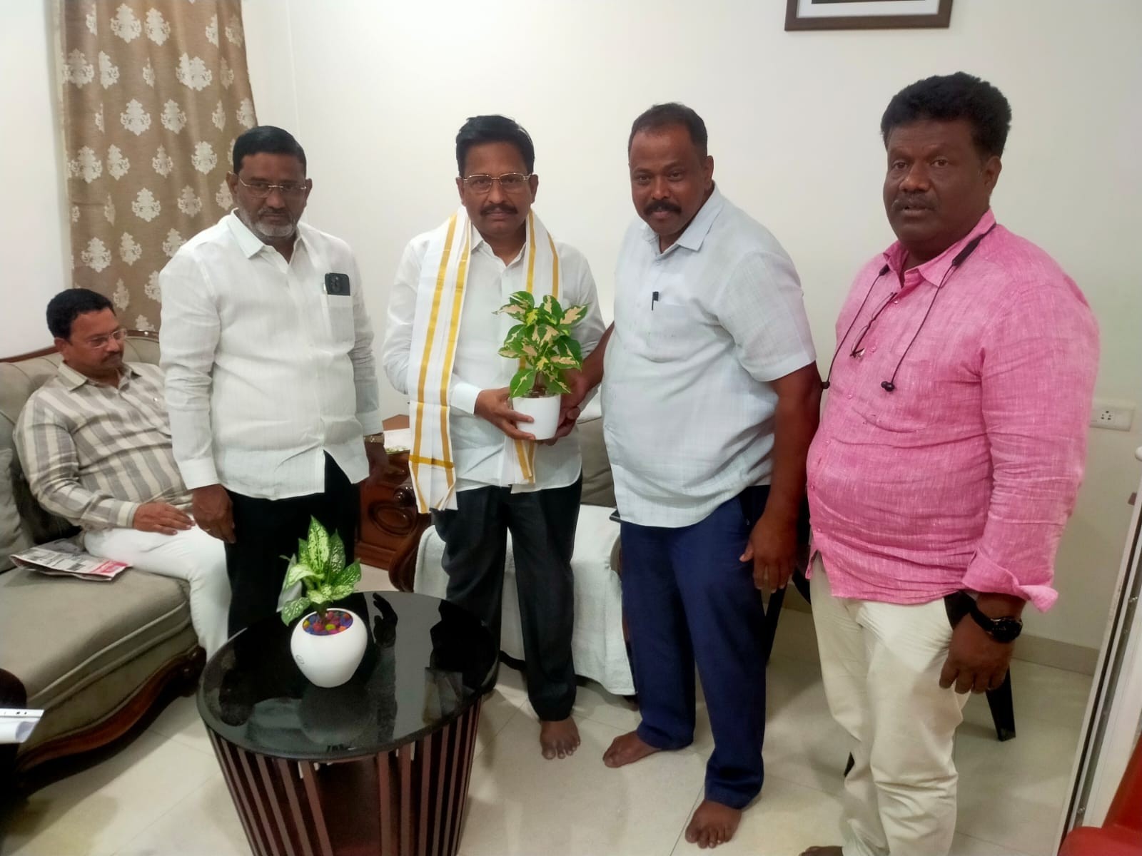 MLA శ్రీనివాస్ రెడ్డిని కలిసిన నూతన DYSO