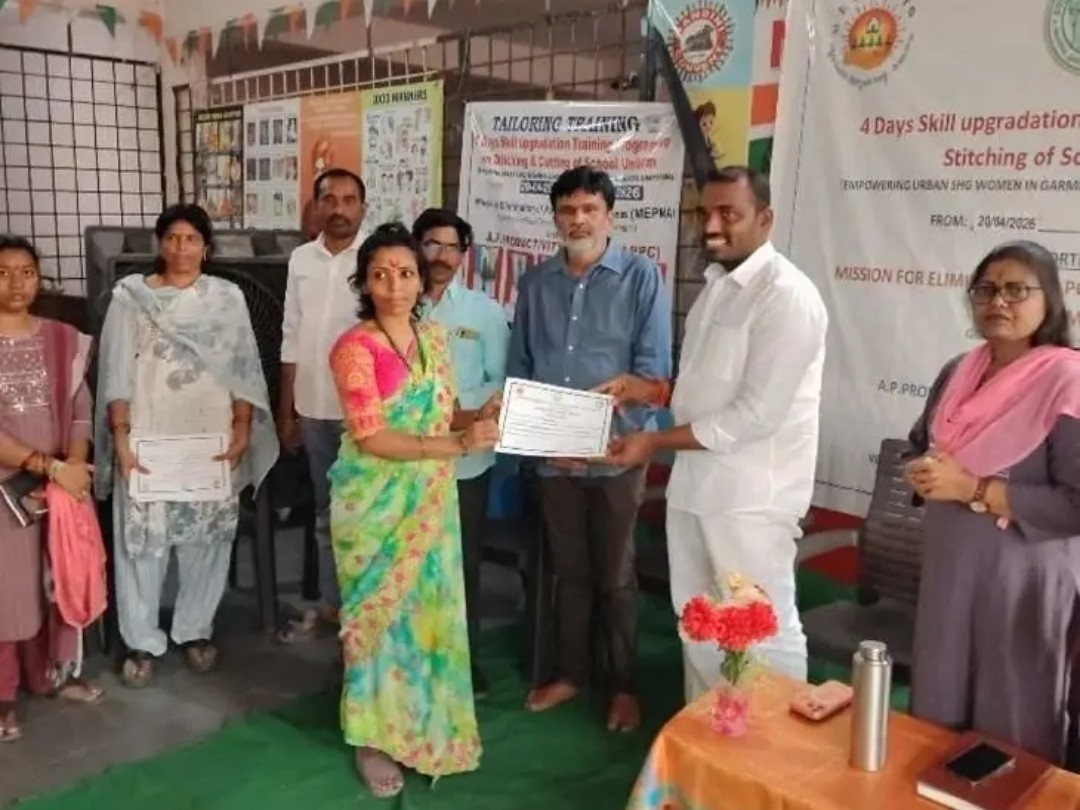 మహిళలకు కుట్టు శిక్షణ.. సర్టిఫికెట్ల పంపిణీ