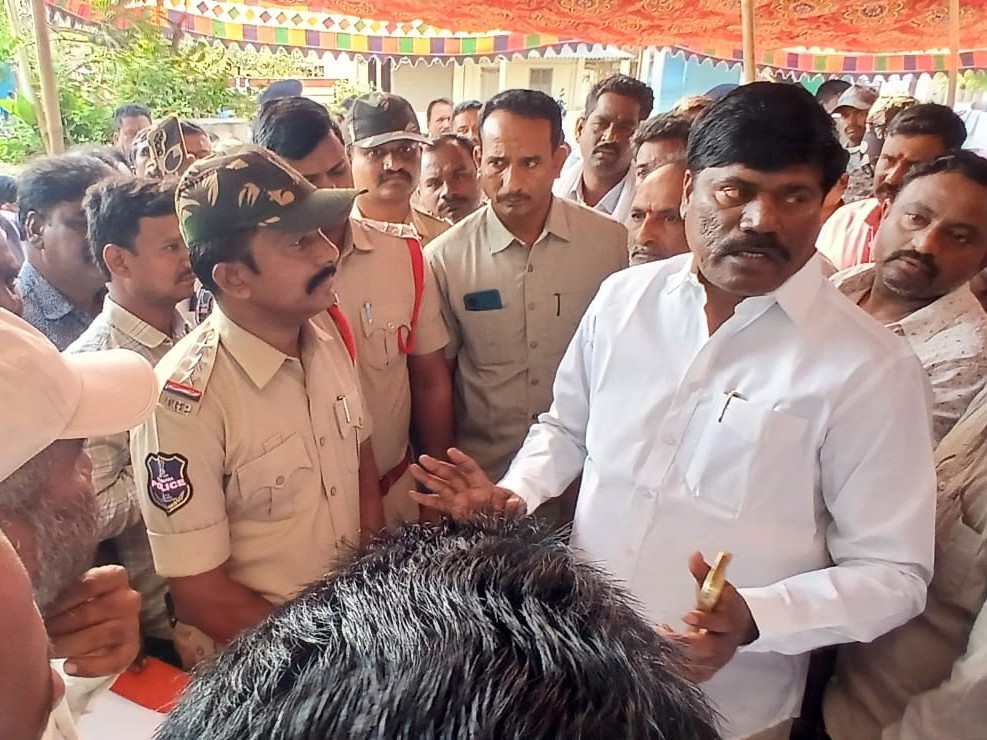 శంకర్ గౌడ్ మృతదేహానికి మాజీ ఎమ్మెల్యే నివాళి