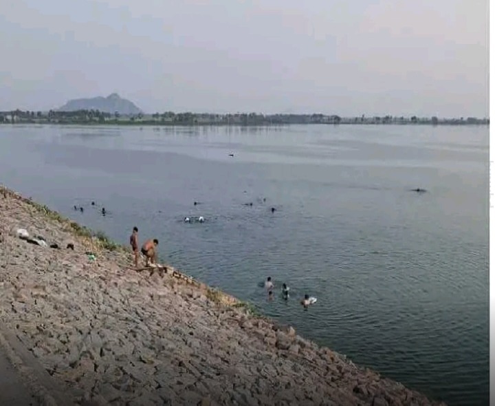 సముద్రంలో ఆగని వేట.. నిబంధనలు బేఖాతరు!