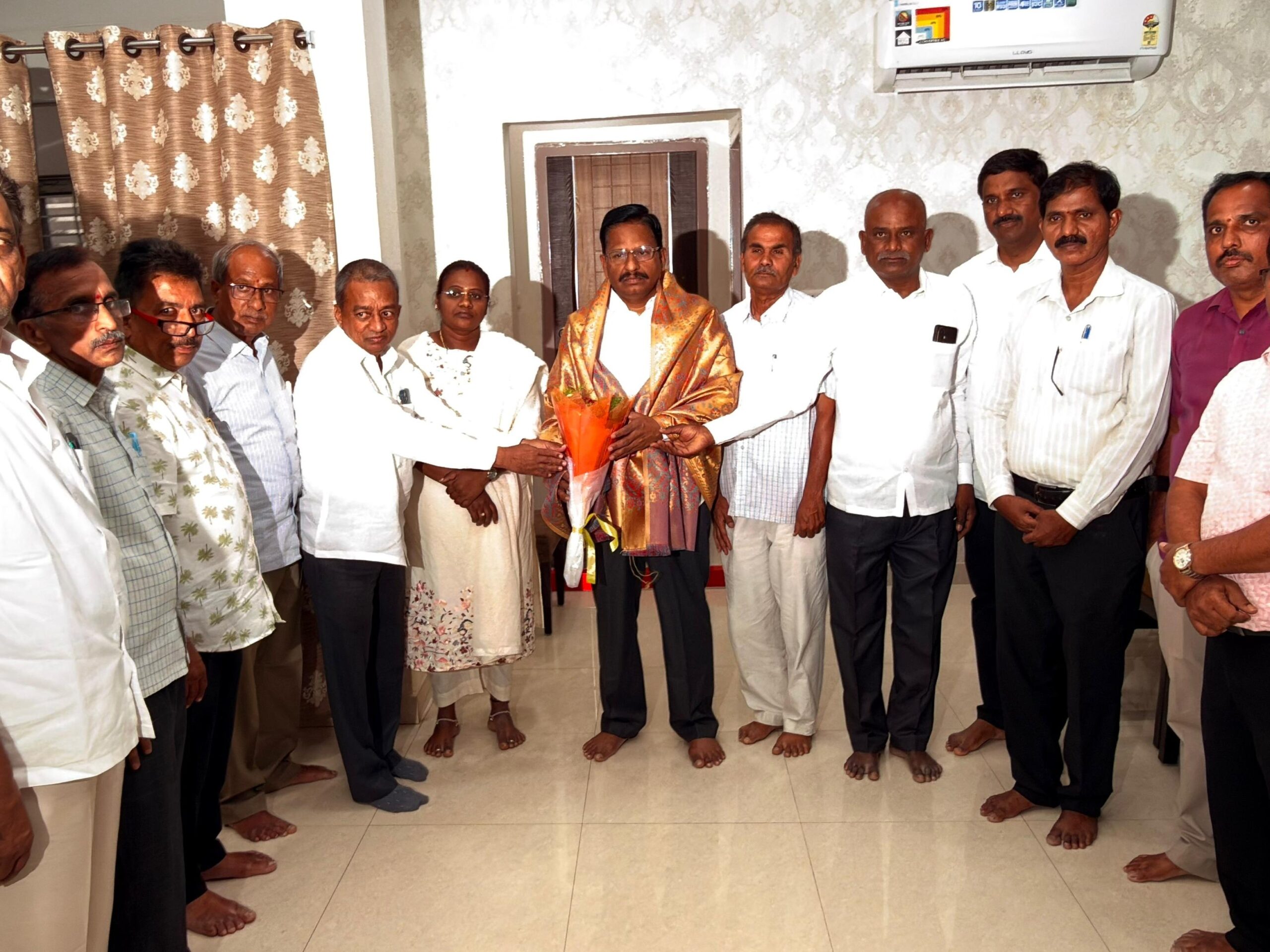 MLA విద్యానిధికి లక్ష రూపాయల విరాళం