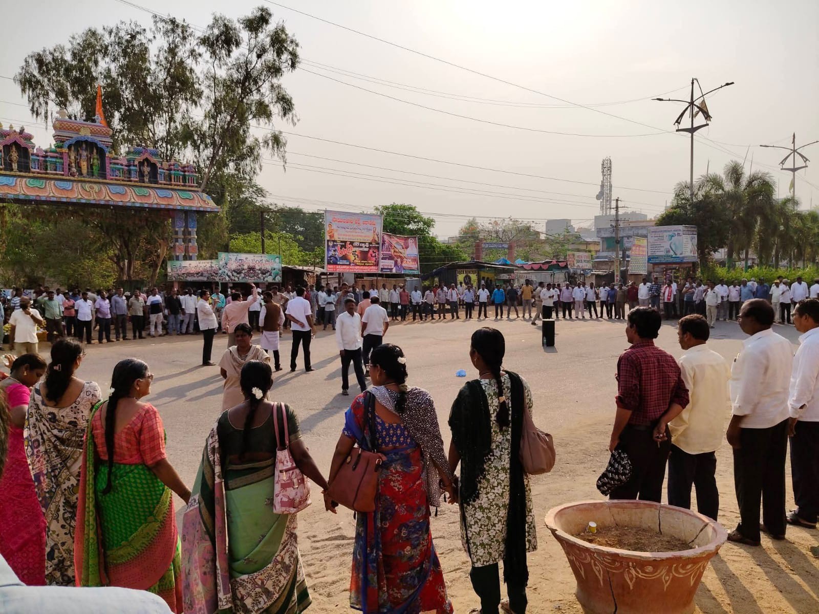 ఆర్టీసీ కార్మికుల మానవహారం