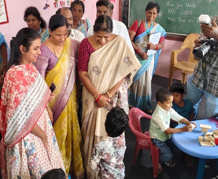 అంగన్వాడి కేంద్రాన్ని తనిఖీ చేసిన కలెక్టర్