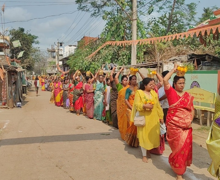 అమ్మవార్ల కలశాల ఊరేగింపు