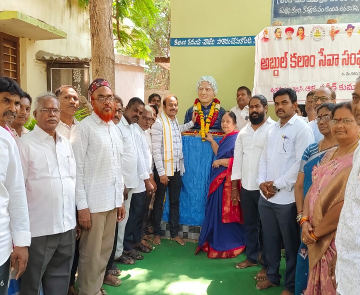 పాఠశాలలో విగ్రహాల ఆవిష్కరణ