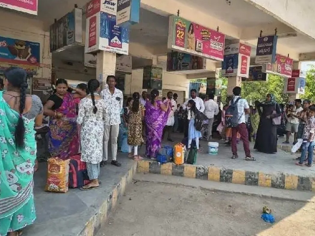 బస్సుల బందుతో ప్రయాణికుల ఇబ్బందులు