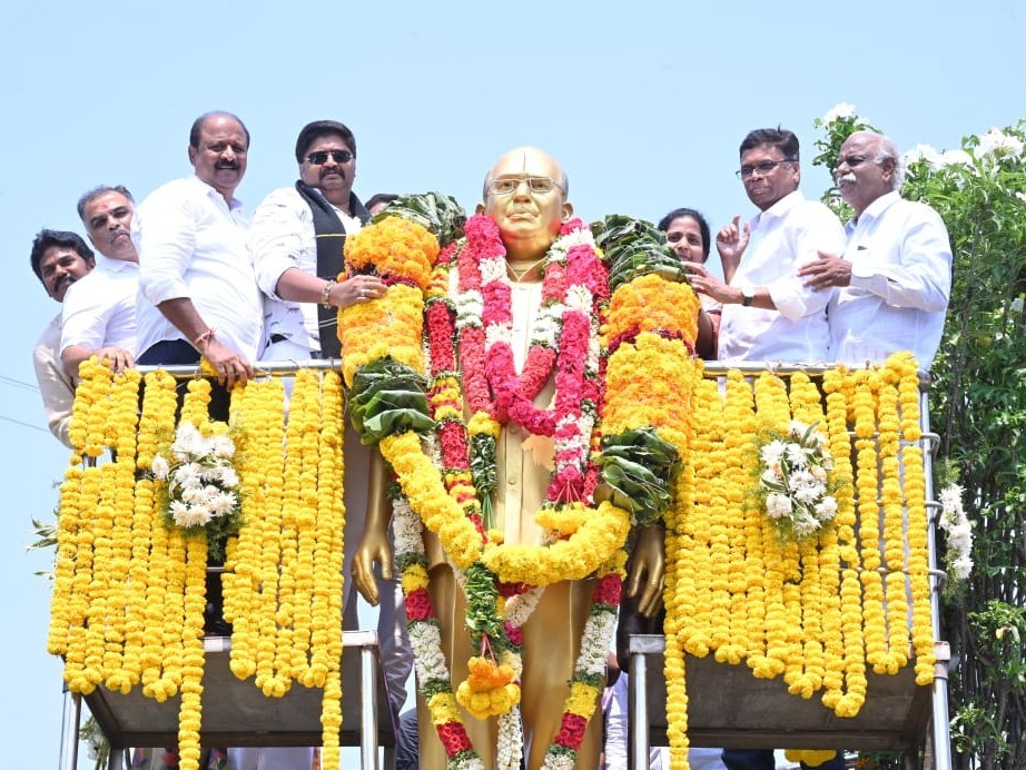 మాజీ ఎంపీకి నివాళులర్పించిన నాయకులు