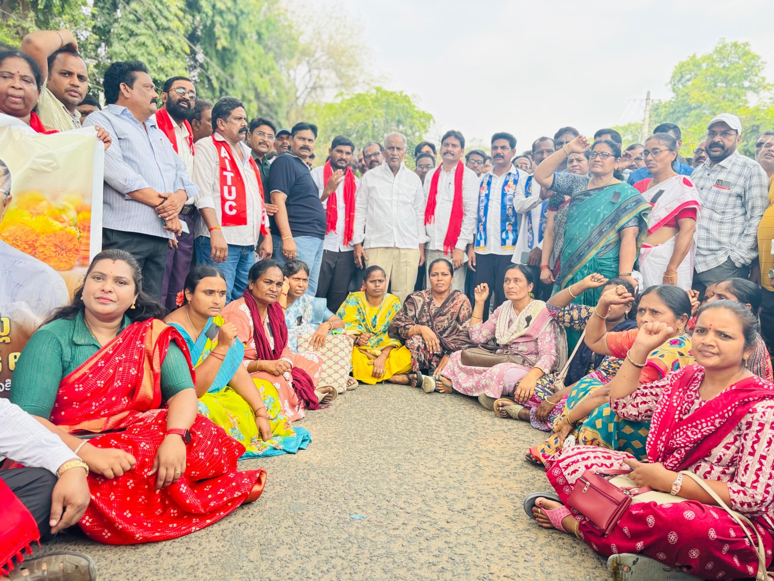 ఆర్టీసీ కార్మికుల సమ్మెకు హాజరైన ఎమ్మెల్యే