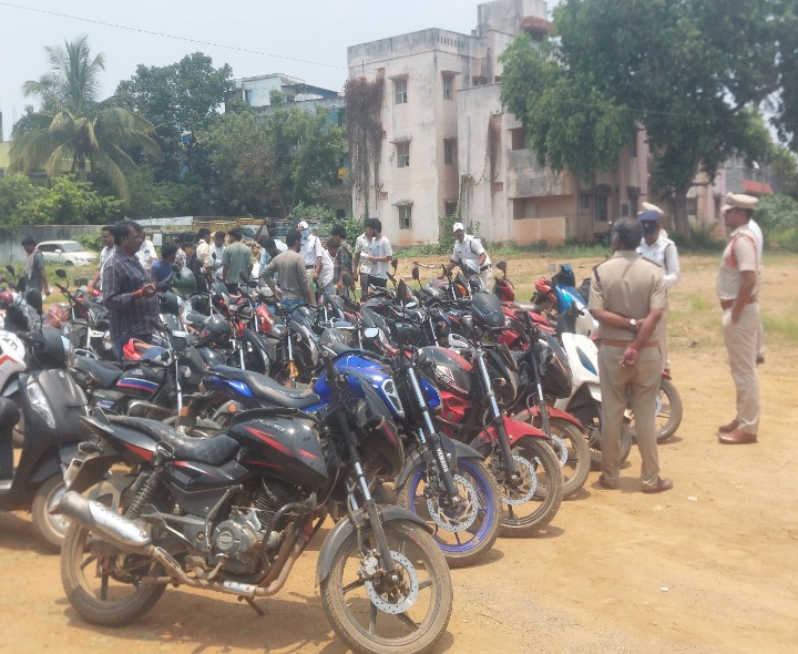 వాహనదారులకు పోలీసులు కౌన్సిలింగ్