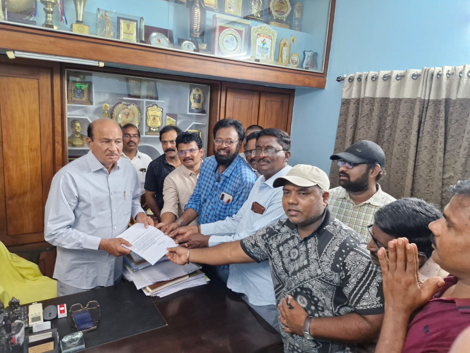 ప్రజల సమస్యల పరిష్కారానికి కృషి: ఎమ్మెల్యే