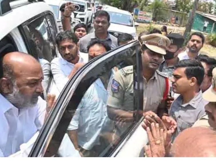 కేంద్ర మంత్రి కాన్వాయిని అడ్డుకున్న పోలీసులు