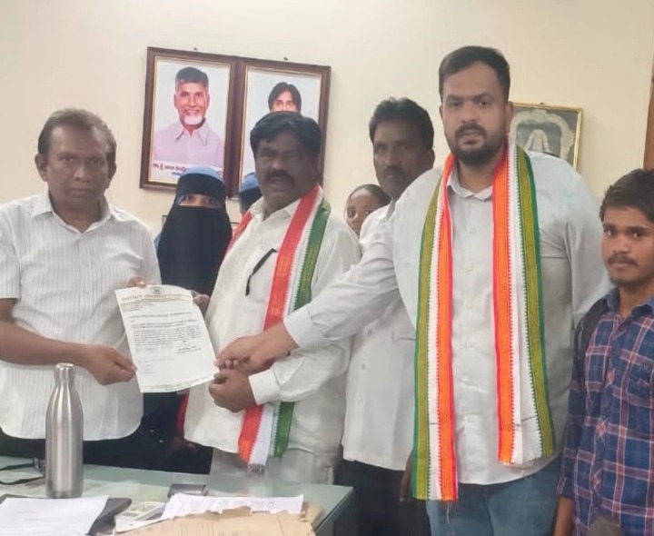 విద్యార్థి బస్సు కొనసాగింపుకు కాంగ్రెస్  డిమాండ్