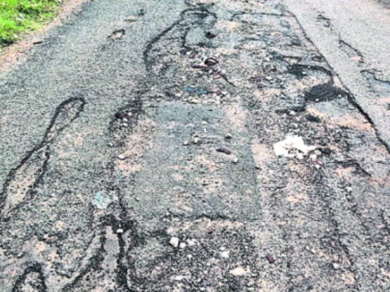 వెంటనే రోడ్డు మరమ్మత్తు పనులు చేపట్టాలి: స్థానికులు