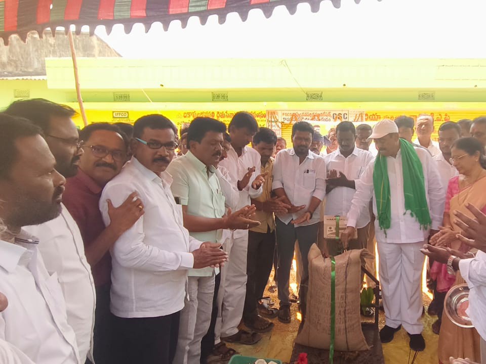 రైతులు దళారులను నమ్మి నష్టపోవద్దు: MLA