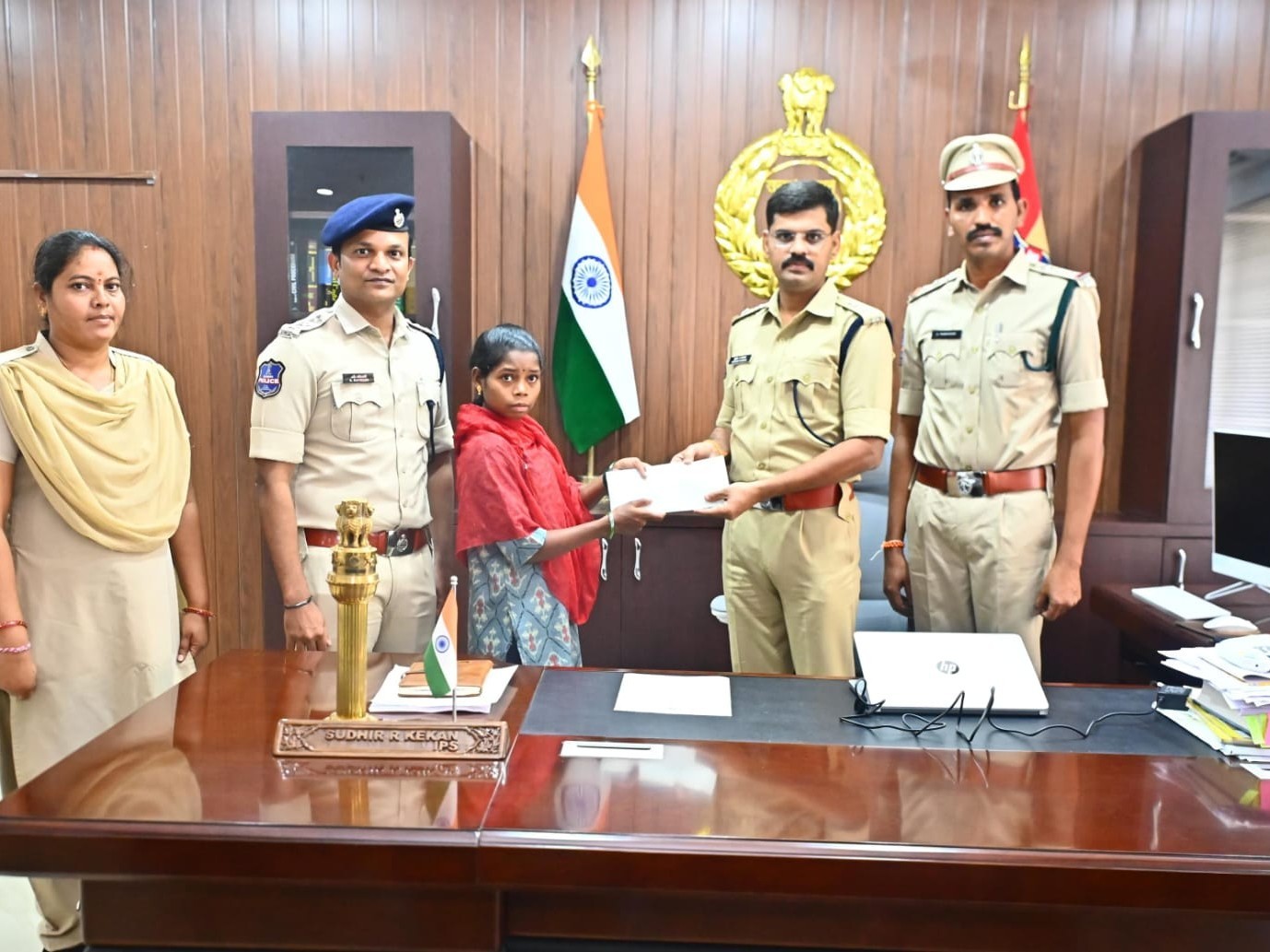 సీపీఐ మావోయిస్టు సభ్యురాలు లొంగుబాటు