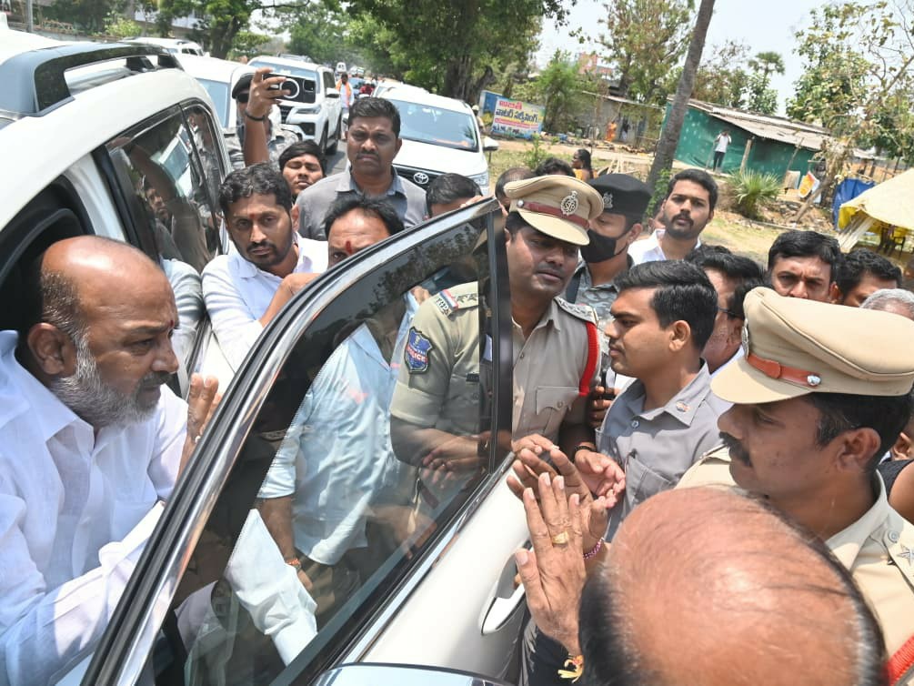 బండి సంజయ్‌ను అడ్డుకున్న పోలీసులు