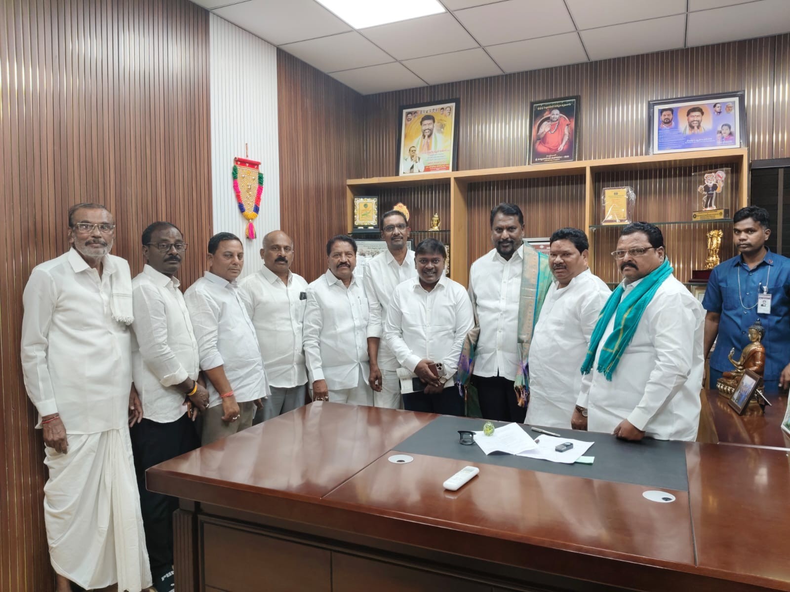 ఆదిలాబాద్ అభివృద్ధికి నిధులు కేటాయించాలని వినతి