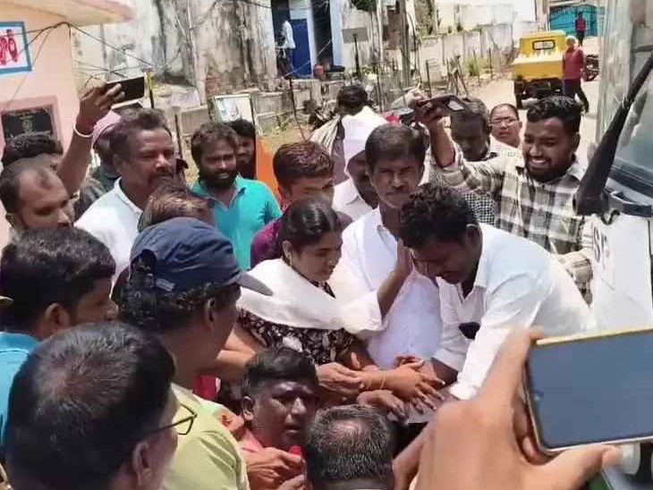 నర్సాపూర్ బస్టాండ్ వద్ద ఉద్రిక్తత