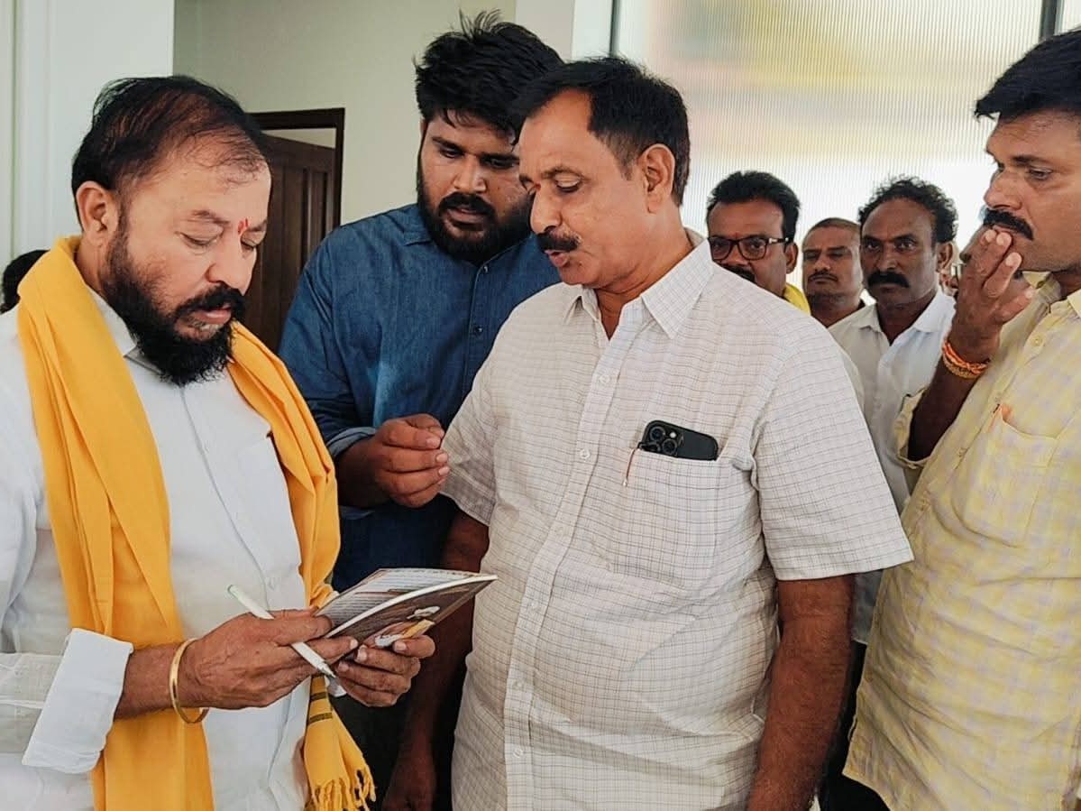 ప్రజల నుంచి అర్టీలు స్వీకరించిన ఎమ్మెల్యే