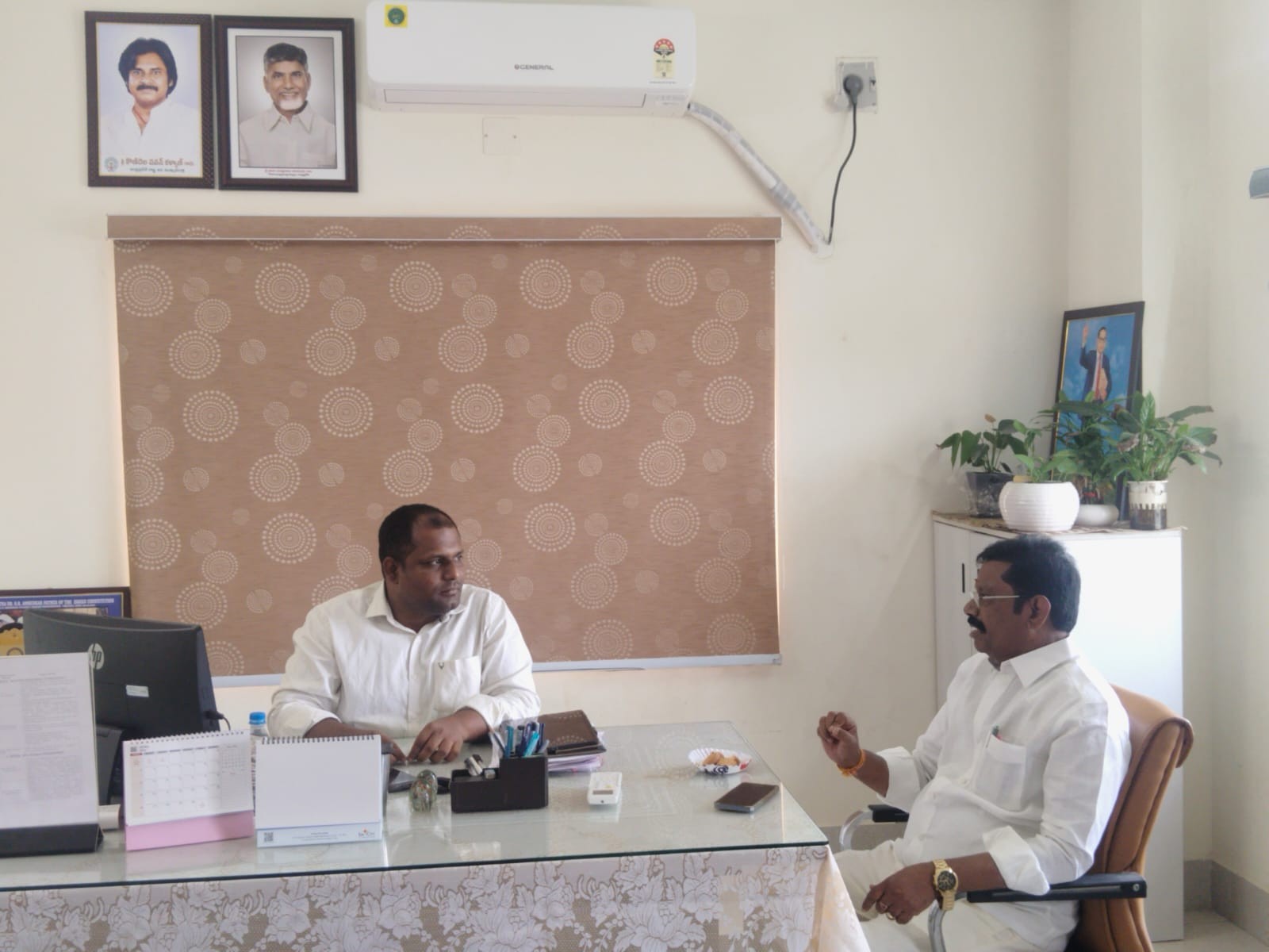 హాస్టల్ బిల్లులు చెల్లించాలి: ఎమ్మెల్యే