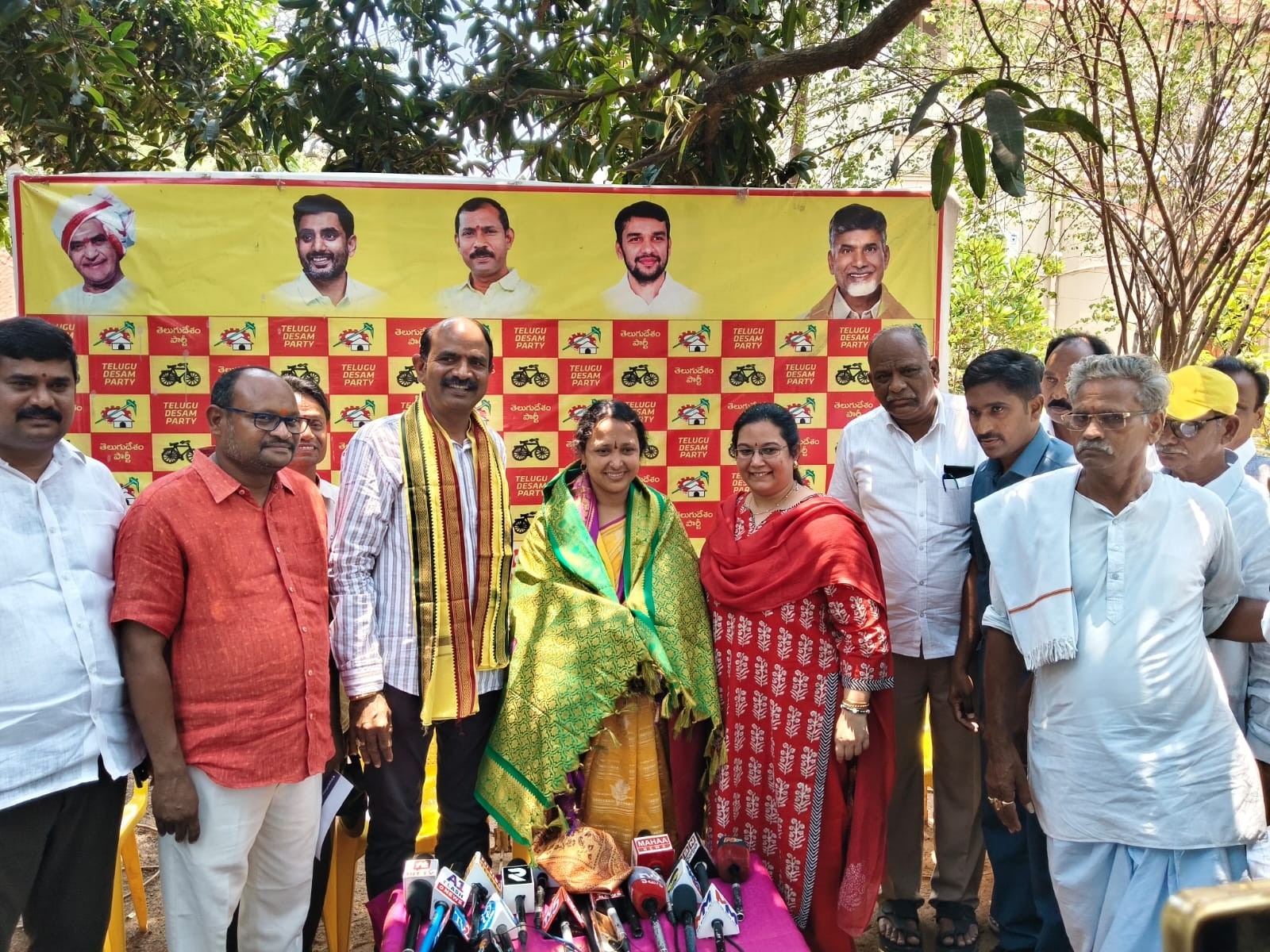 పోలీట్ బ్యూరో సభ్యురాలిని సత్కరించిన ఎంపీ