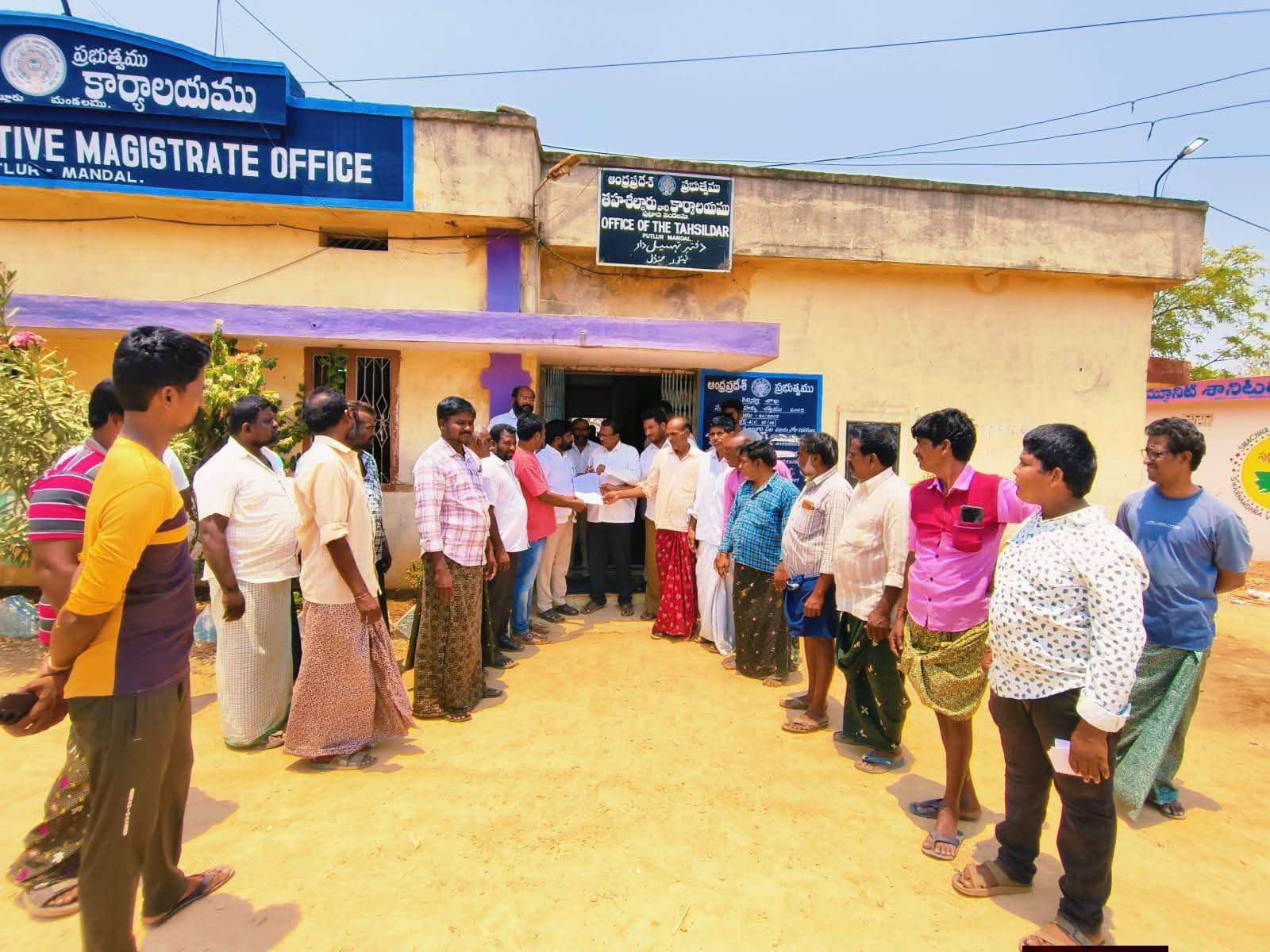 ఆంక్షలు తొలగించాలని తహసీల్దార్, సీఐకి వినతి