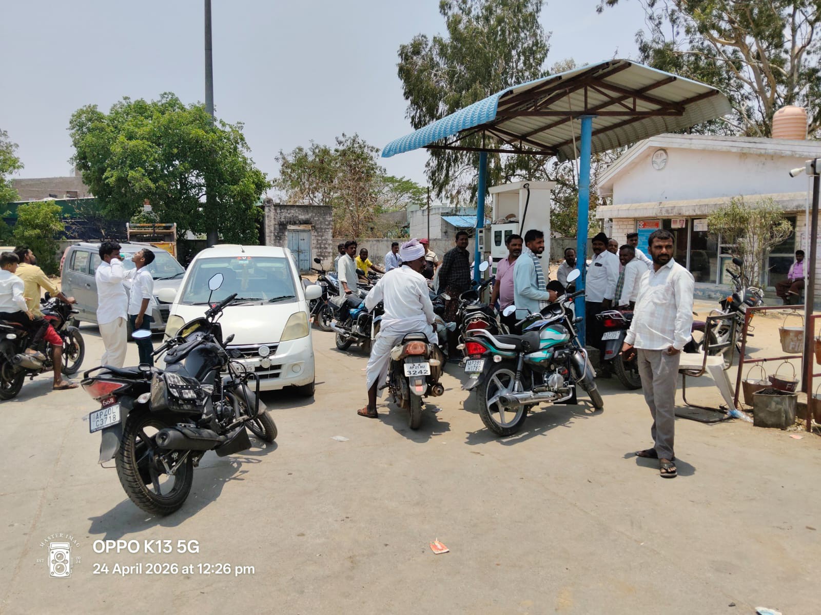 పెట్రోల్ దొరక్క.. పనులు ముందుకు సాగక.!