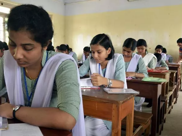 ప్రశాంతంగా కొనసాగుతున్న పరీక్షలు